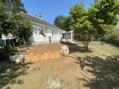 Aménagement de jardin avec massif paysager et bordures bois