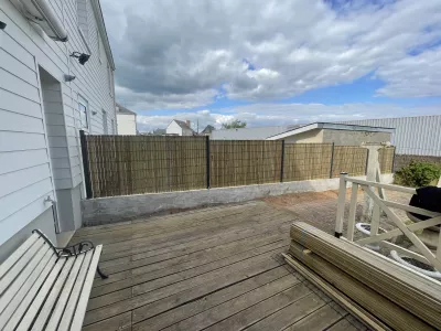 Terrasse en bois avec clôture et aménagement extérieur moderne