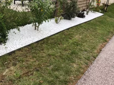 Allée de jardin avec gravier blanc décoratif et pelouse