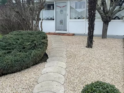 Allée en pas japonais avec gravier et arbustes décoratifs