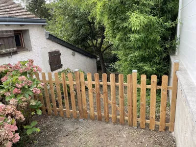 Clôture en bois installée dans un jardin résidentiel