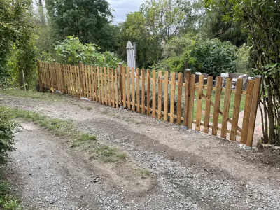 Clôture en bois le long d’un chemin en gravier